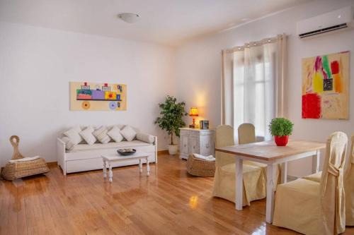Paleopolis Apartamento | Seaview Stylish Flat in Andros - walk to beach