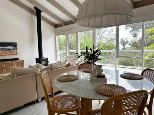 Lorne Casa | Seaview Treehouse - three minute walk to the beach