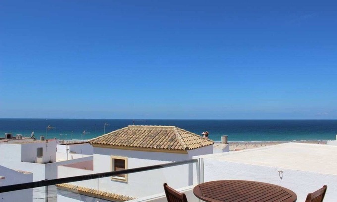 Centro de Conil de la Frontera Casa | Cerca de la playa con terraza privada y vistas al mar- casa Sarina tiene plaza de garaje privado, aire acondicionado y WiFi