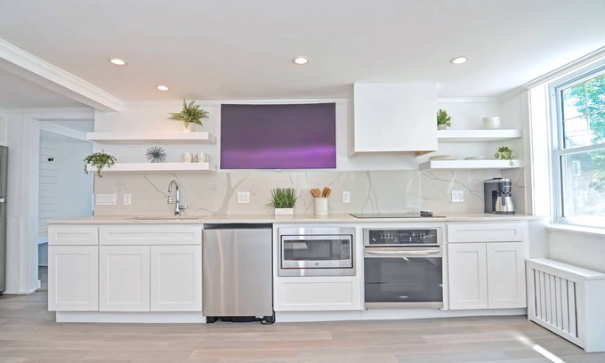 Mystic Apartamento | SeaWolf Downtown Mystic 2BR Lux Weekend Getaway