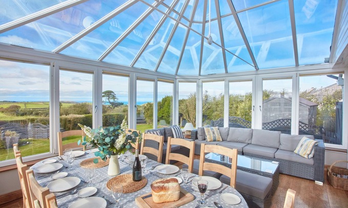 Trelights Casa | Seawynds is a lovely spacious property with panoramic coastal views set above the picturesque cove o