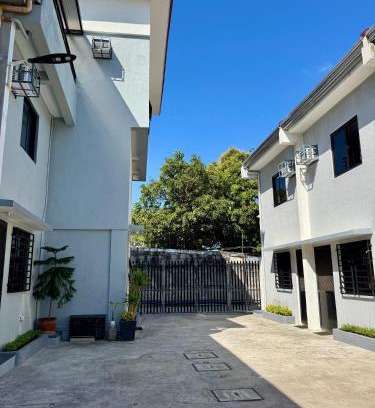 Dasmarinas Apartamento | Sebastian’s Crib F