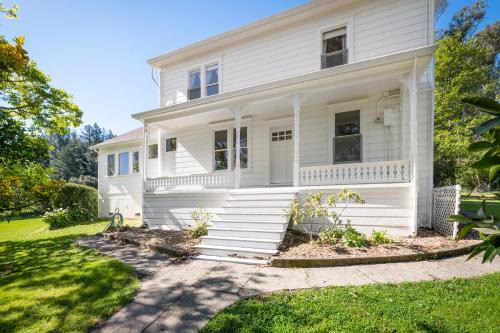 Sebastopol Casa | Sebastopol Farmhouse on 3 acres, fiber, kid friendly