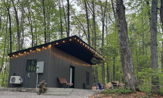 Byrdstown Cabina | Secluded 1 br cabin getaway with AC, WiFi in charming Byrdstown on Dale Hollow