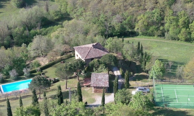 Monte Santa Maria Tiberina Villa | Villa aislada del siglo 17 en 40 acres con piscina y cancha de tenis