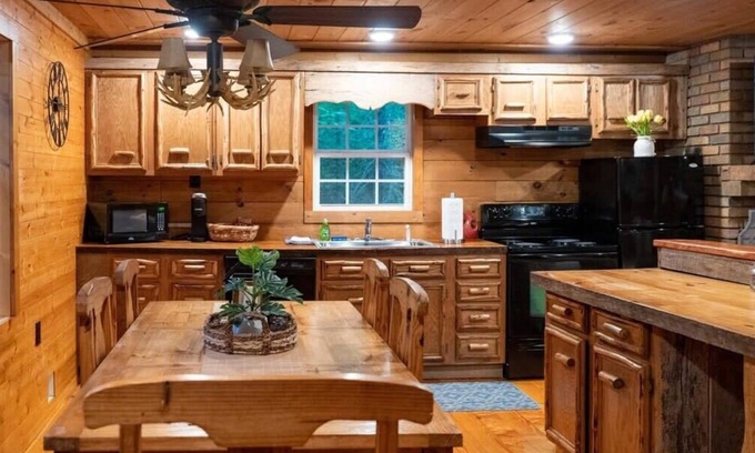 Smithville Cabina | Secluded 3BR 1BA Cabin for Cozy Living