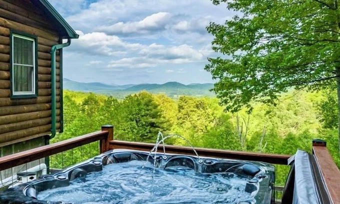 Spruce Pine Cabina | Secluded 3Br/2.5Ba w/Hot Tub & Mountain View!