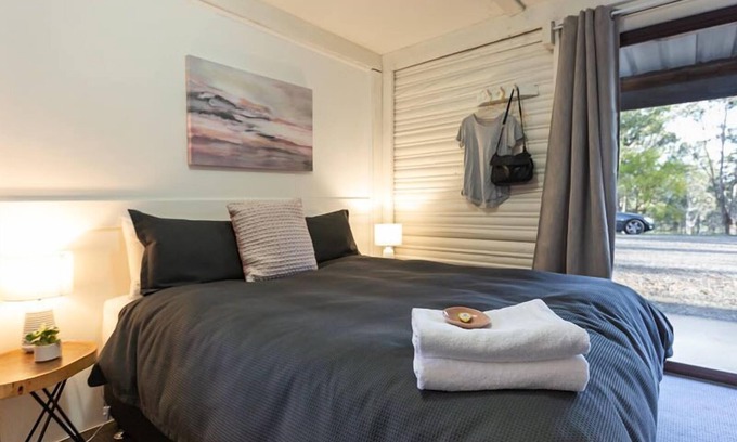 Pokolbin Cabina | Secluded 3BR Cabin in Palmers Lane Estate with Pool, Tennis, walk to Cellardoors