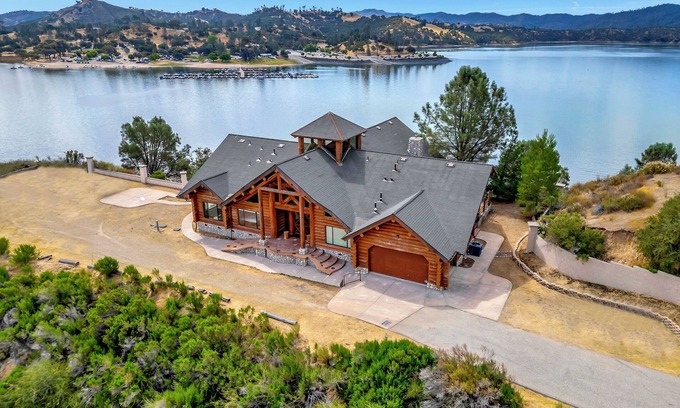 Bradley Casa | Secluded 4 Bedroom Log House on Lake Nacimiento w/ Private Lake Access and Dock