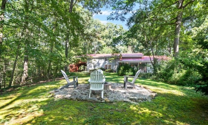 White Bluff Otro | Secluded 5-acre Woodland Hideaway Retreat; Family reunion Haven; Pet Friendly