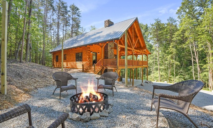 Logan Cabina | Secluded 6-bedroom Log Cabin Nestled in the Pines