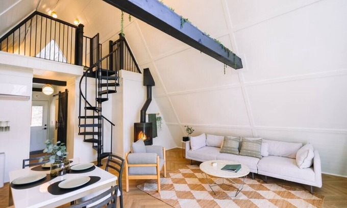 South Bloomingville Cabina | Secluded A-Frame Hocking Hills: Hot Tub, Fire Pit