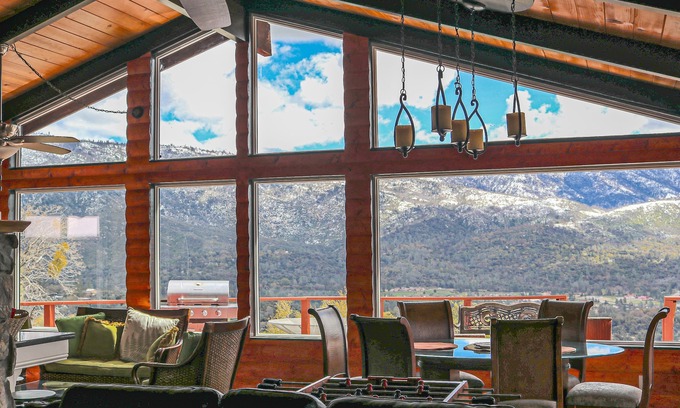 North Fork Casa | Secluded and scenic Bass Lake/Yosemite area cabin with decks, grill & fireplace