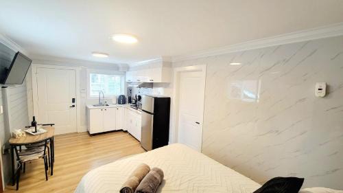 East Side Apartamento | Secluded Bachelor Suite