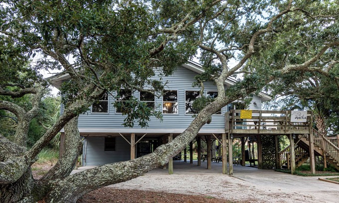 Edisto Island Casa | Secluded Beachwalk House - Great Layout for Families and Groups! Pet Friendly.