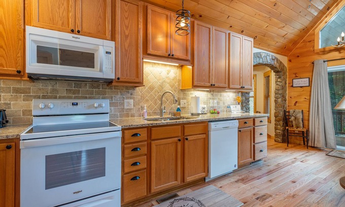 Burnsville Cabina | Secluded + Beautiful Outdoor Spaces + Walkable River Access + Fishing + Hiking