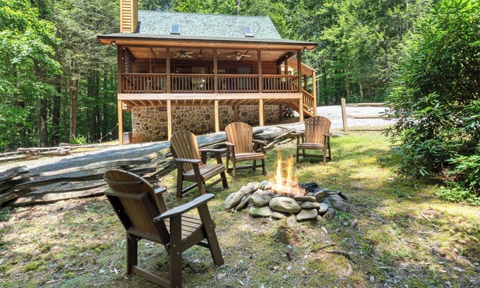 Townsend Cabina | SECLUDED♤Bonfire pit♤2 bdrm/2bath♤Pet friendly