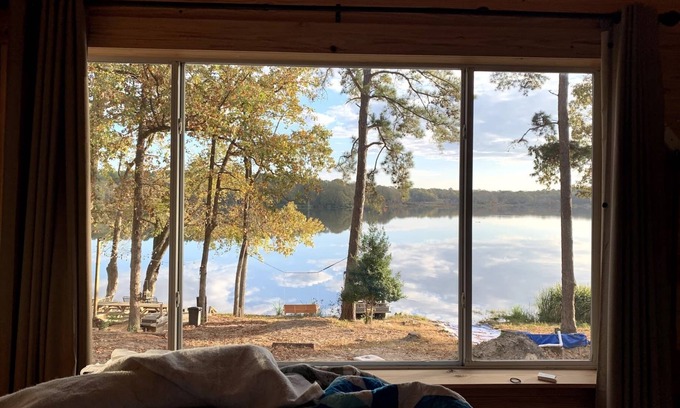 Grapeland Casa | Secluded Cabin 2 directly on Houston County Lake