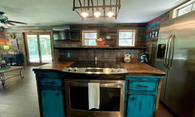 Dora Cabina | Secluded cabin adjoins Mark Twain National Forest