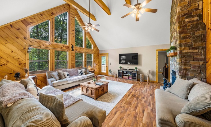 Cosby Cabina | Secluded Cabin-Game Room-2 King Beds-HotTub-MiniGolf-EV Charger-Cloud Ceiling