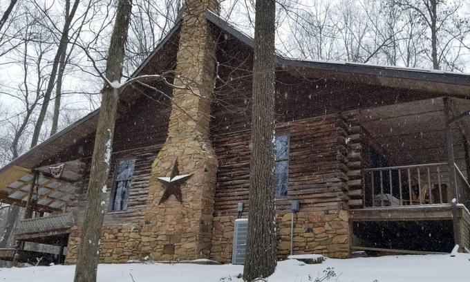 Bladensburg Cabina | Secluded Cabin Home with Hot Tub on over 10 acres