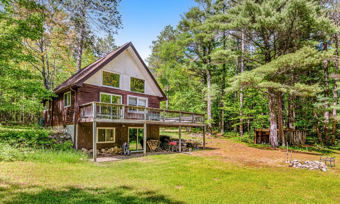 Land O Lakes Casa | Secluded Cabin in the Trees W/ Fast WiFi, Large Deck, Full Kitchen & Loft