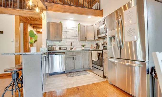 Warfordsburg Cabina | Secluded Cabin in the Woods with Hot Tub & Large Deck