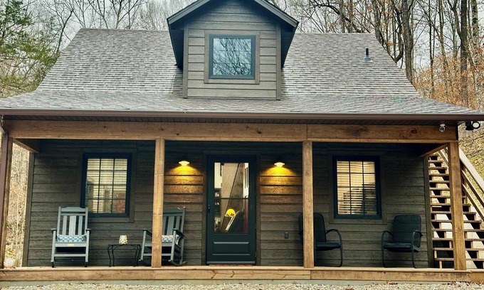 Parthenon Cabina | Secluded cabin next to creek with hot tub + fire pit. Walking distance to river.