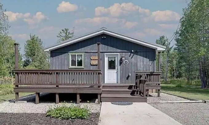 Ingalls Cabina | Secluded Cabin on 40 acres with a hot tub.