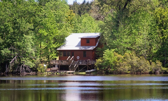 Grapeland Cabina | Cabaña aislada en un lago de 16 acres; 10 min de Crockett, 30m Palestina