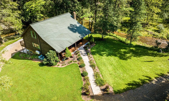 Yadkin Valley Cabina | Cabaña de montaña privada en arroyo de truchas con vistas al río desde todas las habitaciones