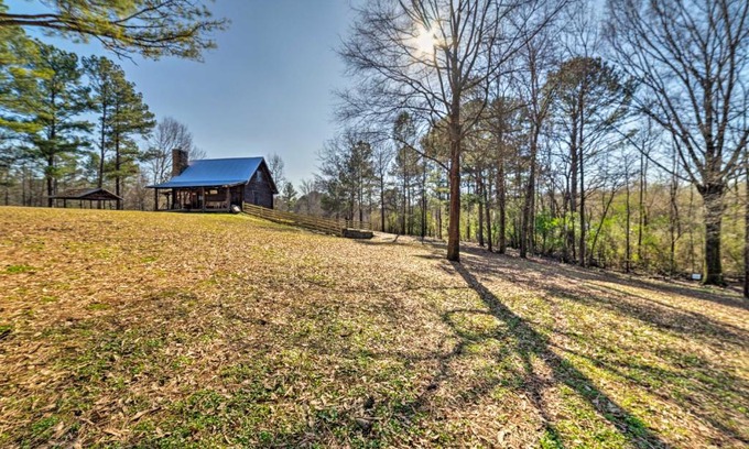 Hueytown Casa | Secluded Cabin with Fishing Pond near Hunting!