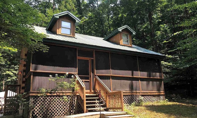 Birdseye Cabina | Secluded cabin with hot tub, fire pit near Patoka Lake, marina and winery
