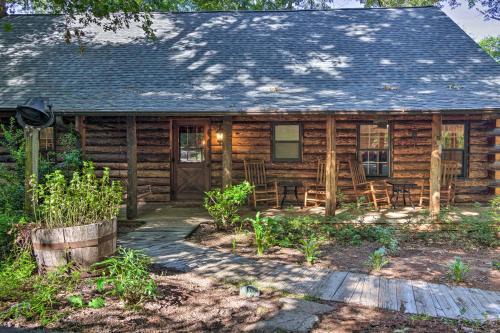 Pickens Casa | Secluded Cabin with Spacious Kitchen and Dining Area!