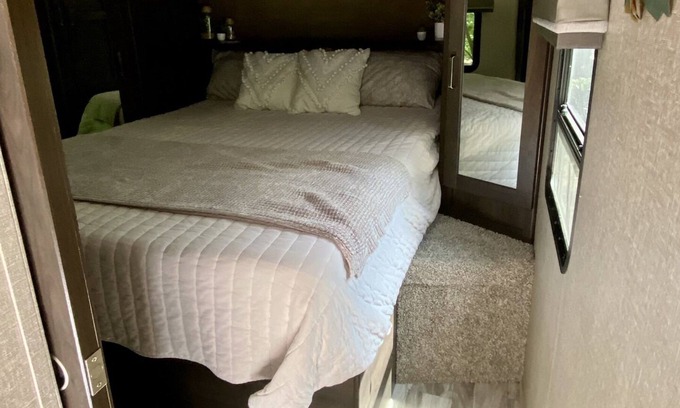 Houston Casa | Secluded Camper in the woods with swimming fishing pond