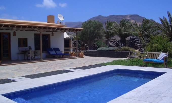 Pájara Apartamento | Casa Simbad: Elegancia Rústica con Piscina en Exuberante Jardín