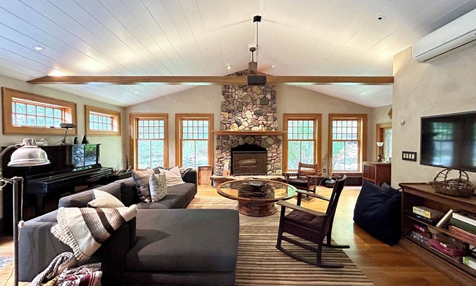 Mount Tremper Otro | Secluded Catskills Mountainside Lodge near Woodstock, Phoenicia