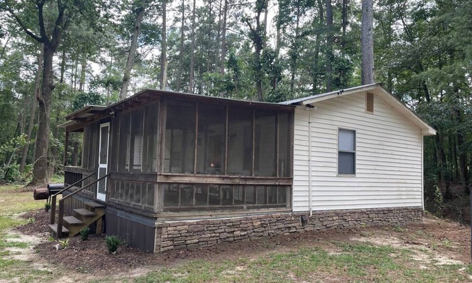 Batesburg Cabina | Secluded Cottage on a Pond