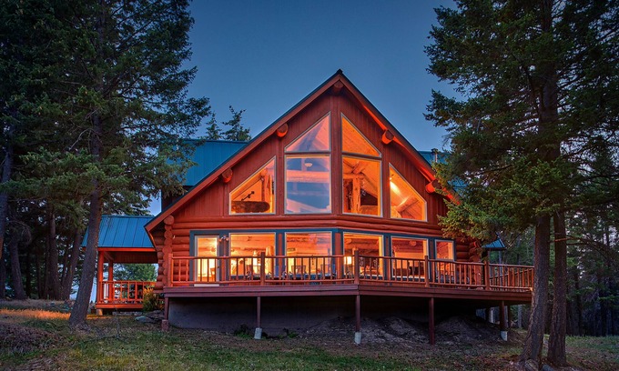 Kalispell Casa | Aislado y conveniente Inicio de registro de vista de glaciar en 15 acres totalmente actualizado 3BR / 2Bath