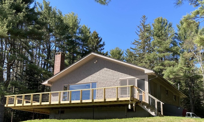 Sullivan Cabaña | Cabaña aislada en la orilla del agua, rodeada de 15 acres boscosos