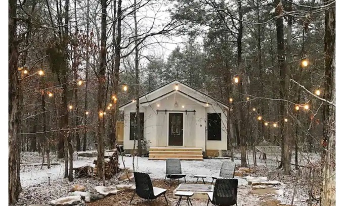 Readyville Cabaña | secluded cottage- firepit, outdoor shower, hammock