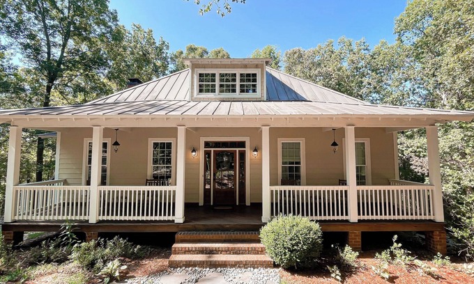Dahlonega Casa | Secluded Cottage near Wineries and Wedding Venues