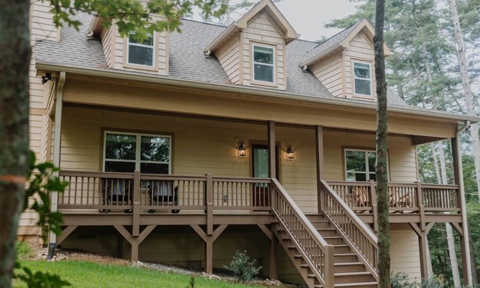 Dahlonega Casa | Secluded Creekside Cabin Heart of Dahlonega Wine, Weddings, and Adventure