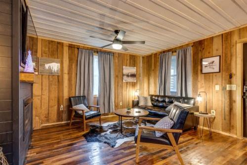 Cosby Casa | Secluded Creekside Cabins with Hot Tubs - Perfect