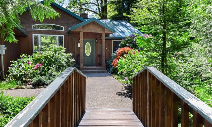Mount Hood Village Cabina | Secluded Creekside Home with Hot Tub and Fire Pit