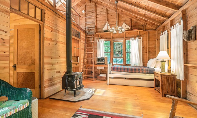 Holland Cabina | Secluded, dog-friendly cabin with Lake Michigan beach access & grill - near town