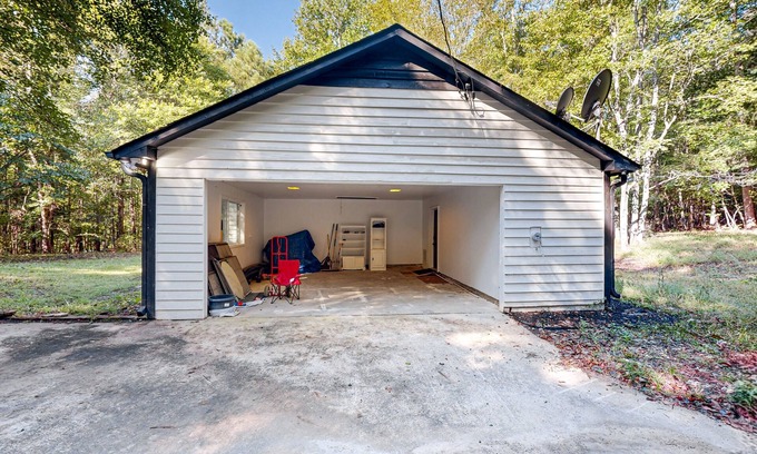 Chattahoochee Hills Cabina | Secluded dog-friendly cabin with updated interior, firepit, games, W/D, and AC