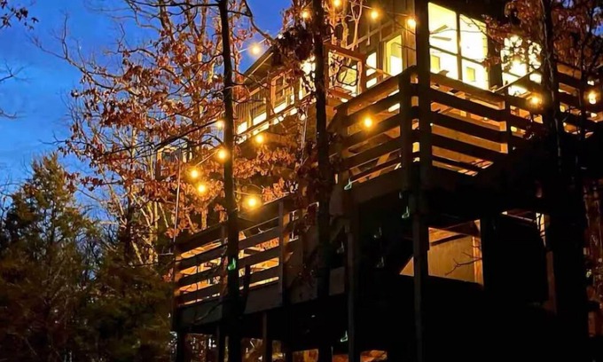 Conway Cabina | Secluded Dragonfly Treehouse - Private Hot Tub, Outdoor Movie Screen and More!