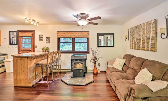East Durham Cabina | Secluded East Durham Cabin Retreat w/ Deck!