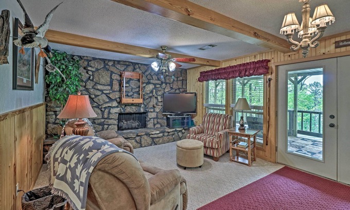 Edgemont Casa | Secluded Edgemont Getaway w/ Huge Outdoor Deck!